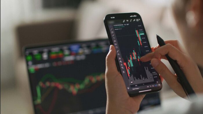 “I trader della Gen Z”: su Arte.tv la mini-serie sul lato oscuro della finanza digitale