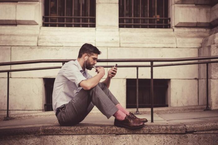 Vivere connessi: vantaggi e rischi della vita digitale Vivere connessi: vantaggi e rischi della vita digitale
