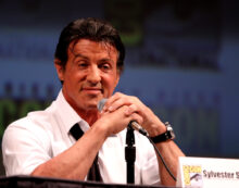 Sylvester Stallone compie 80 anni: l’uomo che ci ha insegnato a rialzarci dopo ogni sconfitta