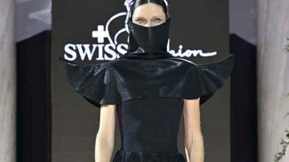 Da Elsa Schiaparelli in poi, il power dressing delle spalline imbottite