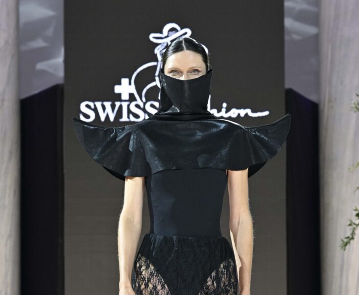 Da Elsa Schiaparelli in poi, il power dressing delle spalline imbottite