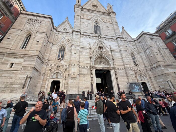 San Gennaro, il sangue si è sciolto: il miracolo continua San Gennaro, il sangue si è sciolto: il miracolo continua