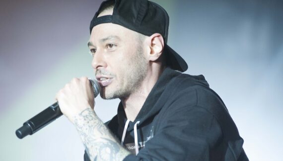 Fabri Fibra compie 50 anni: il rapper che ha cambiato le regole senza chiedere il permesso